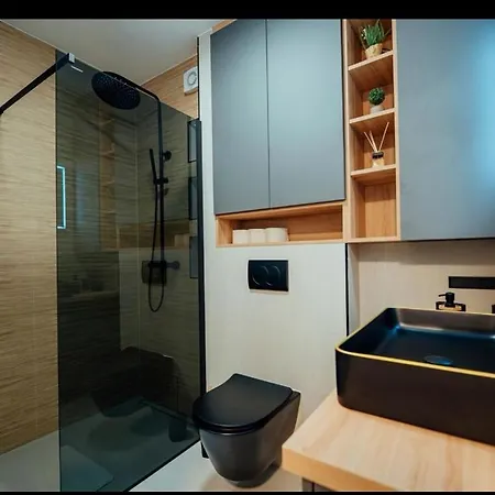 Apartment Black Queen
