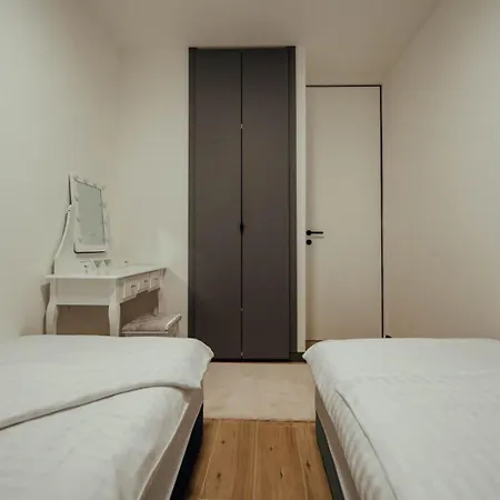 Apartment Black Queen *